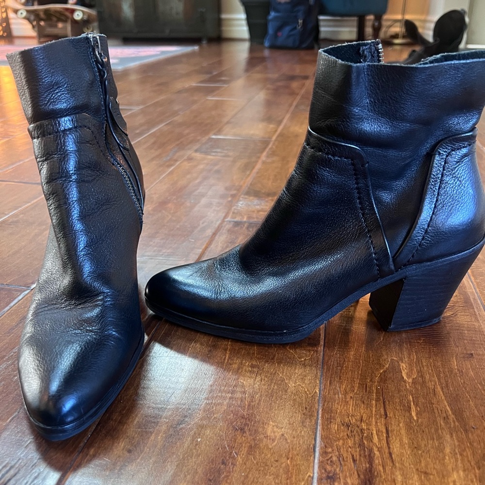 Splendid ankle boots. Barely worn super comfortable!